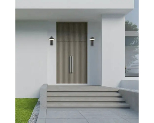 Ușă de intrare cu suprafață canelată și două lămpi de perete pe o casă modernă