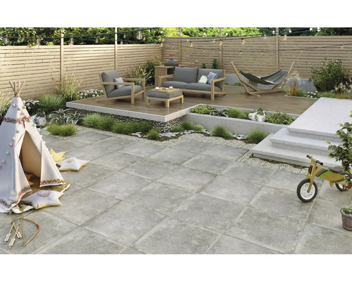 Terasa cu mobilier, zonă de joacă pentru copii și pavaj pătrat