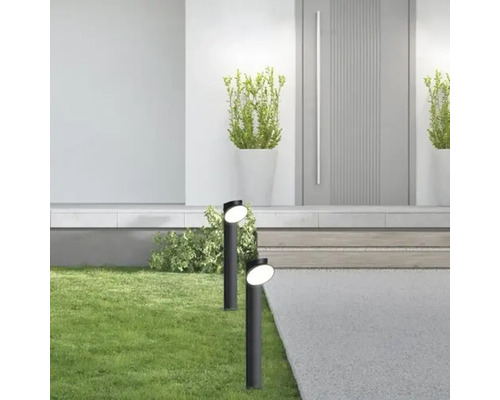 Scenă cu două lămpi de exterior, gazon și fațadă de casă