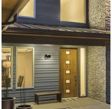 Zona de intrare a unei case cu ușă de intrare, fereastră și corp de iluminat exterior.