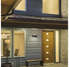 Fațadă de casă cu ușă de intrare și corp de iluminat exterior