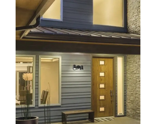 Fațadă de casă cu ușă de intrare și corp de iluminat exterior