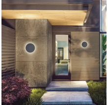 Intrarea unei case cu lămpi de perete rotunde