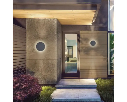 Intrarea unei case cu lămpi de perete rotunde