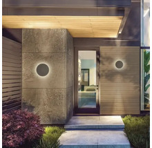 Fațadă modernă de casă cu lumini exterioare rotunde pe perete