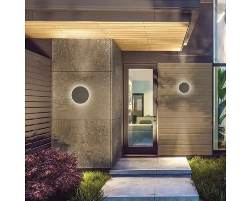 Fațadă modernă de casă cu lumini exterioare rotunde pe perete