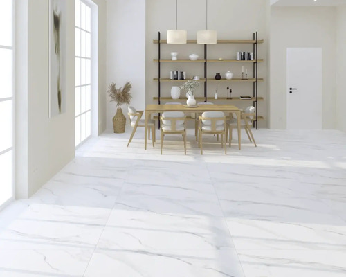 Cameră luminoasă cu gresie cu aspect de marmură, masă de sufragerie, scaune și rafturi