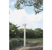 Scenă de grădină cu stâlp de apă metalic, independent, pe o terasă din lemn