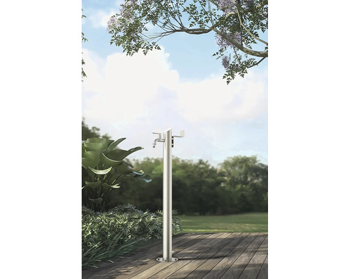 Scenă de grădină cu stâlp de apă metalic, independent, pe o terasă din lemn