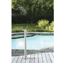 Scenă de grădină cu piscină și duș de grădină din oțel inoxidabil pe terasă de lemn