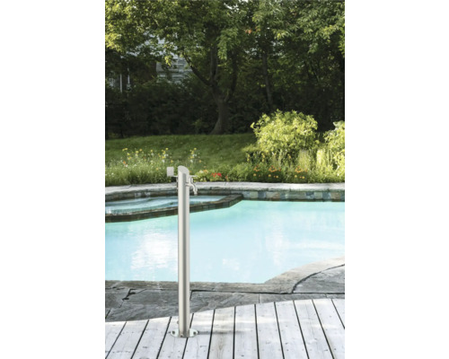 Scenă de grădină cu piscină și duș de grădină din oțel inoxidabil pe terasă de lemn