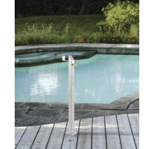 Duș de grădină din oțel inoxidabil lângă o piscină pe o terasă de lemn