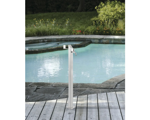 Duș de grădină din oțel inoxidabil lângă o piscină pe o terasă de lemn