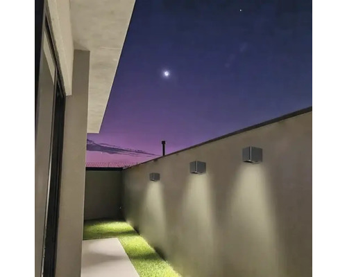 Alei de grădină cu lămpi de perete la amurg