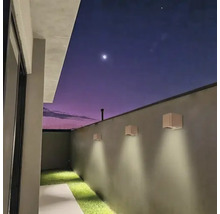 Exterior cu lămpi de perete, gazon și cer de seară