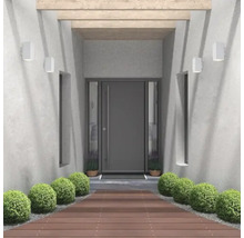 Zonă de intrare cu ușă de intrare, iluminat exterior și podea din lemn