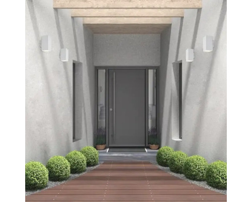 Zonă de intrare cu ușă de intrare, iluminat exterior și podea din lemn