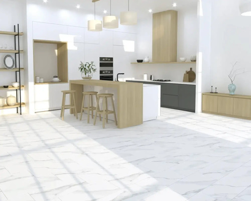 Spațiu de bucătărie luminos cu podea cu gresie aspect marmură, insulă de bucătărie și mobilier din lemn.