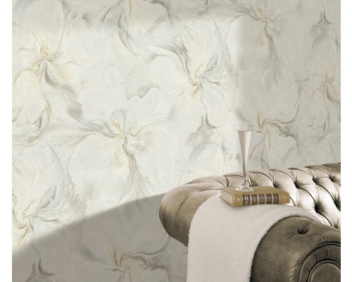 Scenă cu tapet cu model, canapea și carte