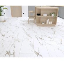 Cameră luminoasă cu gresie cu aspect de marmură, insulă de bucătărie și scaun.