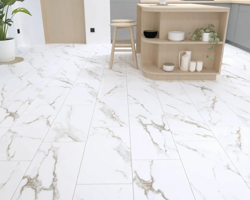 Cameră luminoasă cu gresie cu aspect de marmură, insulă de bucătărie și scaun.