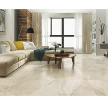 Living luminos cu pardoseală de gresie, canapea și măsuță de cafea