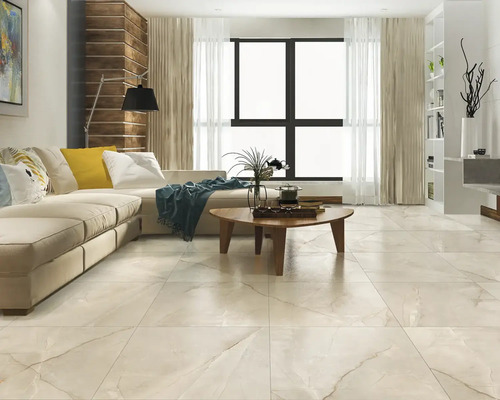 Living luminos cu pardoseală de gresie, canapea și măsuță de cafea