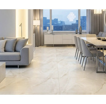 Cameră de zi luminoasă cu canapea, masă de sufragerie și gresie cu aspect de marmură.