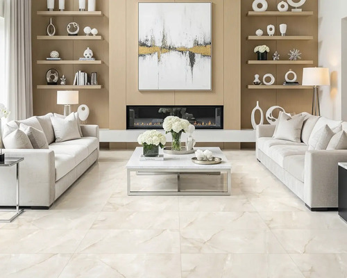 Living luminos cu gresie, două canapele, rafturi și șemineu