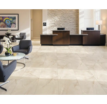 Hol de hotel luminos, cu gresie, recepție și zonă de relaxare