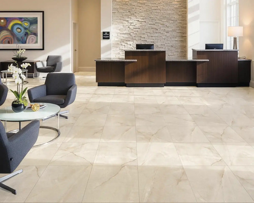 Hol de hotel luminos, cu gresie, recepție și zonă de relaxare