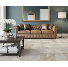 Cameră de zi cu canapea, masă și gresie