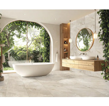 Baie luminoasă cu cadă independentă, dulap de lavoar cu două lavoare, oglindă și fereastră mare cu vedere spre verdeață.