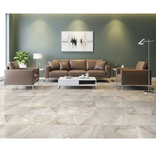 Cameră de zi cu podea de gresie, canapea și fotolii