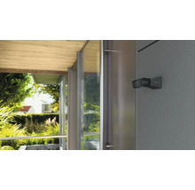 Reflector de exterior pe un perete al casei cu vedere spre grădină