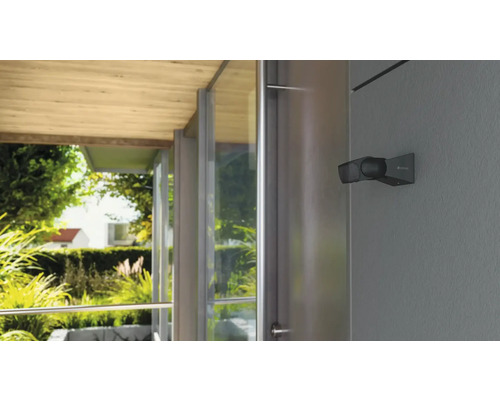 Reflector de exterior pe un perete al casei cu vedere spre grădină