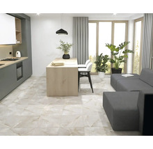 Living luminos cu bucătărie, zonă de luat masa și canapea gri