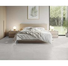 Dormitor cu pat, noptiere și podea cu gresie