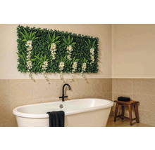 Baie cu cadă, scaun și perete cu plante