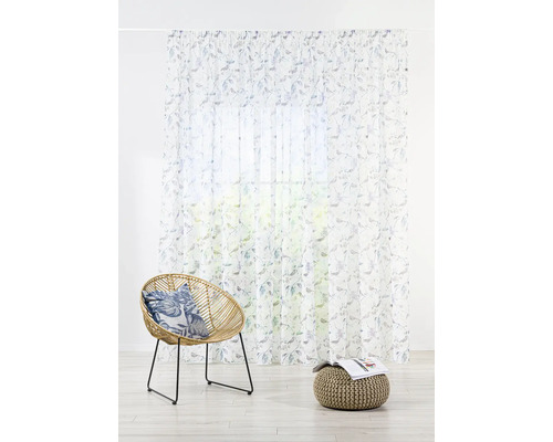 Șaluri decorative cu model de pasăre și zonă de relaxare cu fotoliu și puf