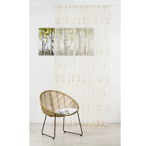 Cameră decorativă cu perdea, tablou și fotoliu de răchită pentru o atmosferă confortabilă.