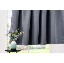 Perdea gri în fața unei ferestre cu o vază cu flori