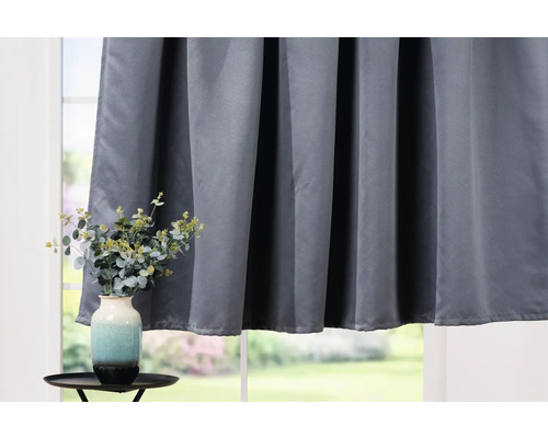 Perdea gri în fața unei ferestre cu o vază cu flori