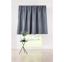 Cortină gri în fața ferestrei, decorată cu o vază cu flori pe o măsuță laterală