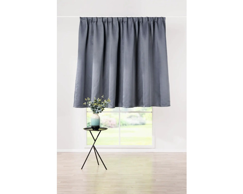 Cortină gri în fața ferestrei, decorată cu o vază cu flori pe o măsuță laterală