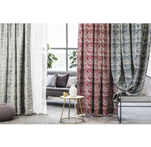 Living cu perdele în diferite culori și modele pentru decorarea ferestrelor