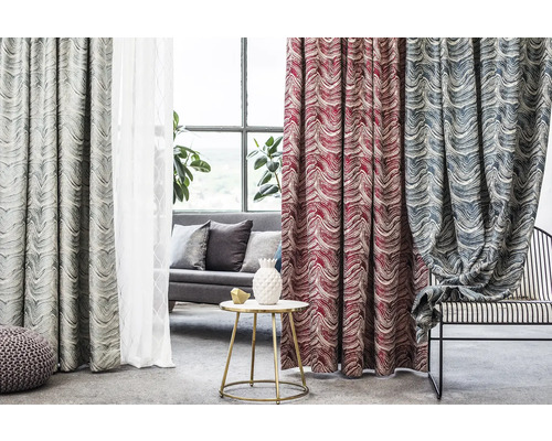 Living cu perdele în diferite culori și modele pentru decorarea ferestrelor
