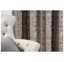 Șaluri decorative cu model lângă un fotoliu