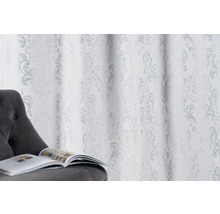Material decorativ cu model lângă un fotoliu cu revistă