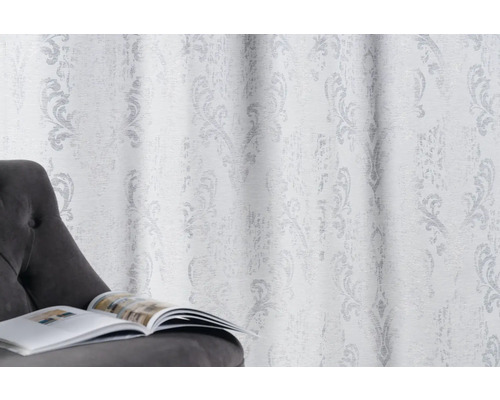 Material decorativ cu model lângă un fotoliu cu revistă